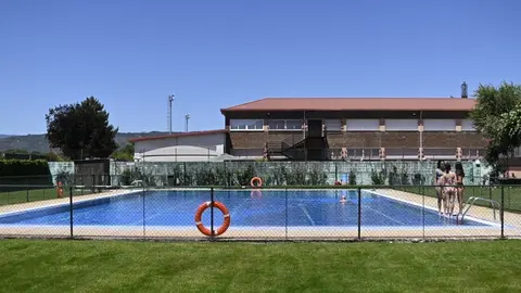 Piscinas municipales de Ver&iacute;n, este venres, pouco despois de abrir. | FOTO: Noelia Caseiro.