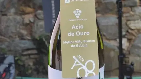 O branco de Monterrei coa etiqueta do Acio de Ouro 2022.
