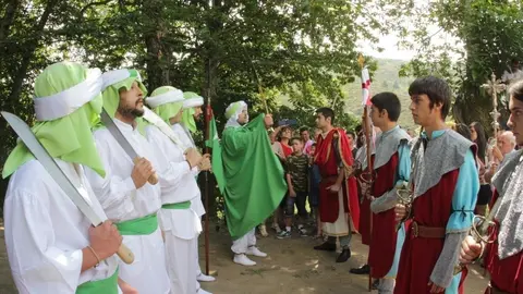 Mouros e cristi&aacute;ns, na &uacute;ltima das batallas ata o de agora, en 2013, en Trez (Laza). | FOTO: Xos&eacute; Manuel Salgado.