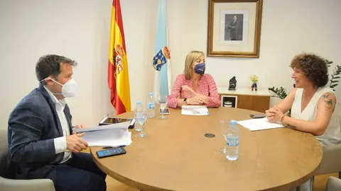 Perfecto Rodr&iacute;guez e Fabiola Garc&iacute;a mantiveron un encontro con Eva Barrio para planificar actuaci&oacute;ns en Ri&oacute;s.