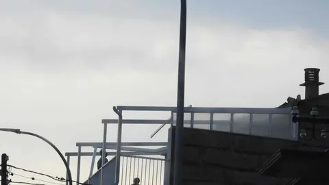 Tejado de aluminio de una vivienda de la carretera de Laza, en Ver&iacute;n, que ha salido volando.