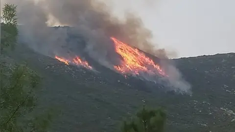 O lume na Serra do Larouco provocouno un raio onte pola tarde.