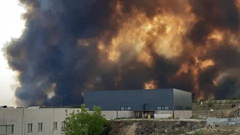 Las llamas, muy cerca del pol&iacute;gono industrial de Chaves, ayer por la tarde. | FOTO: Sara Soares.