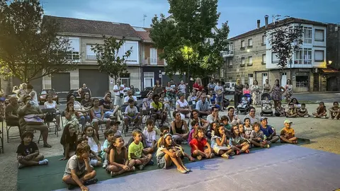 Los asistentes desafiaron a las altas temperaturas y no perdieron detalle de las historias que la primera jornada de t&iacute;teres les present&oacute;. | FOTO: Carlos Montero.