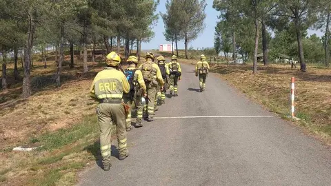 A Brif de Laza traballa na extinci&oacute;n do incendio de Pradoalbar, en Vilari&ntilde;o. | FOTO: Brif de Laza.