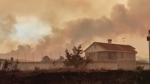 O incendio de Rabal, en O&iacute;mbra, tam&eacute;n afecta a Mand&iacute;n e Feces de Cima, xa en Ver&iacute;n. | FOTO: Xos&eacute; Lois Colmenero.