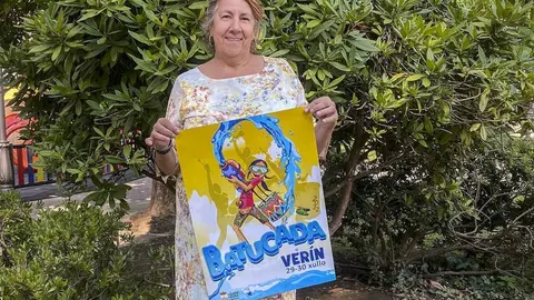 A concelleira Emilia Somoza posa co cartel da Batucada de Ver&iacute;n 2022.