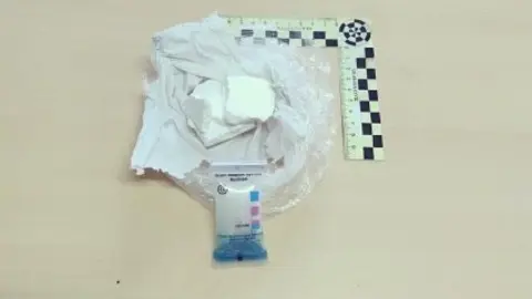 Droga incautada na detenci&oacute;n.