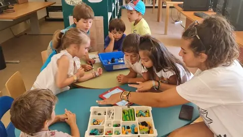 Nenos durante a clase de rob&oacute;tica educativa impartida en Ri&oacute;s.