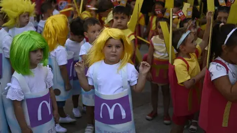 Os m&aacute;is pequenos disfraz&aacute;ronse de xeados McFlurry na Batucada de Ver&iacute;n. FOTO: Noelia Caseiro.