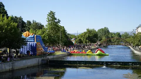 A praia fluvial do T&aacute;mega en Ver&iacute;n volveu ateigarse de cativada. | FOTO: Iv&aacute;n Iglesias.