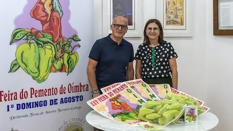 Manuel Baltar, acompa&ntilde;ado de Ana Mar&iacute;a Villarino, a alcaldesa de O&iacute;mbra, na presentaci&oacute;n da XXV Feira do Pemento.