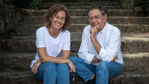 Cristina Mari&ntilde;o, con su padre, el dise&ntilde;ador Roberto Verino. | FOTO: Brais Lorenzo.