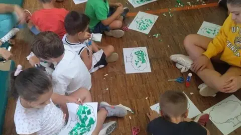 Os nenos que participaron na Ludoteca de Ver&aacute;n de Viana fixeron diversas actividades como manualidades.