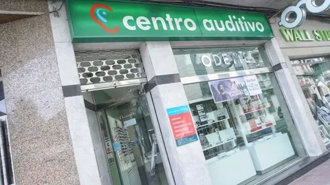 La &oacute;ptica y centro auditivo Odette, en la avenida Lu&iacute;s Espada de Ver&iacute;n. | FOTO: Iv&aacute;n Iglesias.