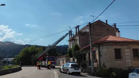 Os bombeiros tiveron que entrar polo balc&oacute;n da vivenda do veci&ntilde;o de Albarellos que apareceu morto na casa. | FOTO: Xos&eacute; Lois Colmenero.