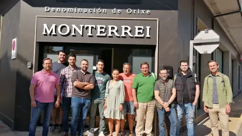 Os catadores da Asociaci&oacute;n Galleacia que visitaron a sede da D.O. Monterrei para degustar os seus vi&ntilde;os.