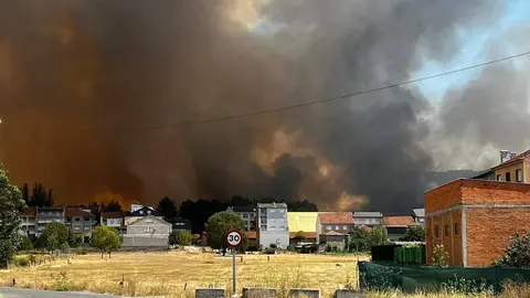 Las llamas, en su momento m&aacute;s &aacute;lgido, muy pr&oacute;ximas a las viviendas de &Aacute;bedes.