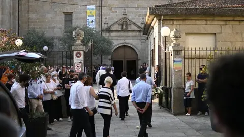 Roberto Verino, entrando en la iglesia parroquial de Ver&iacute;n. | FOTO: Noelia Caseiro.