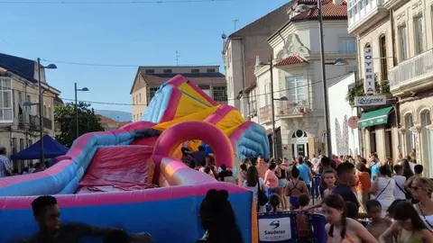 Momento en el que el tobog&aacute;n ced&iacute;a con ni&ntilde;os dentro. | FOTO: Noelia Caseiro.