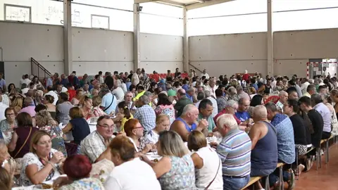 No xantar da Feira do Pemento de O&iacute;mbra non cab&iacute;a un alfilete. | FOTO: Noelia Caseiro.