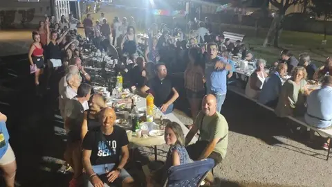 Os veci&ntilde;os pasados e presentes do barrio do T&aacute;mega d&eacute;ronse cita nunha cea de confraternizaci&oacute;n.
