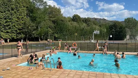 As piscinas de Vilardev&oacute;s abr&iacute;ronse recentemente, ao aoptarse un socorrista. | FOTO: Iv&aacute;n Iglesias.