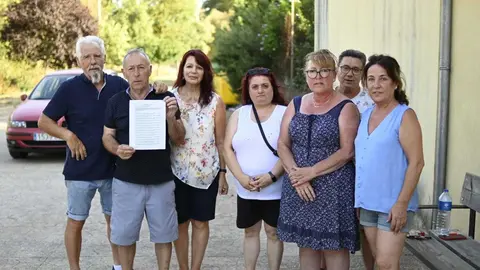 Veci&ntilde;os de Infesta, en Monterrei, co escrito que remitiron ao Concello. | FOTO: Noelia Caseiro.