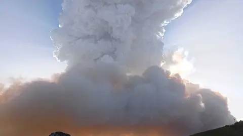 Imaxe do lume que est&aacute; afectando a Camba, en Laza.