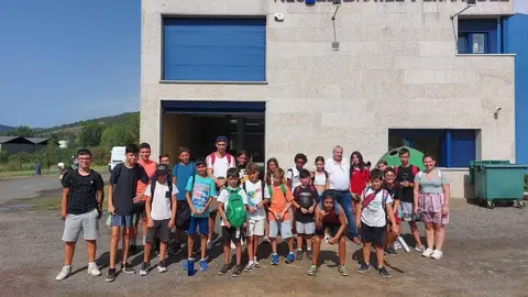 Visita dos mozos do campamento urbano de Ver&iacute;n &aacute;s Adegas Daniel Fern&aacute;ndez.