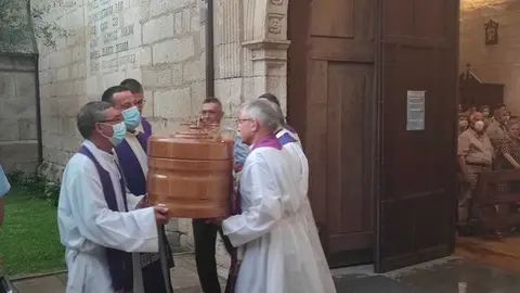 Compa&ntilde;eros de Don Jorge Sulleiro introducen sus restos en la Iglesia Parroquial de Ver&iacute;n. | FOTO: Xos&eacute; Lois Colmenero.