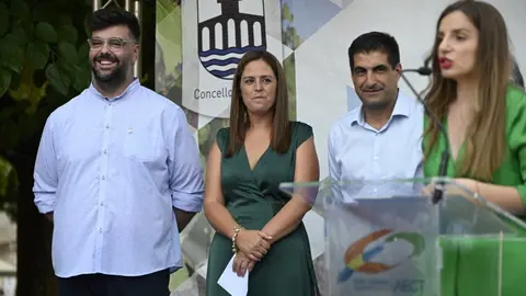 Lara Da Silva presenta &aacute; pregoeira desta edici&oacute;n, Paula V&aacute;zquez Rocha. | FOTO: Noelia Caseiro.