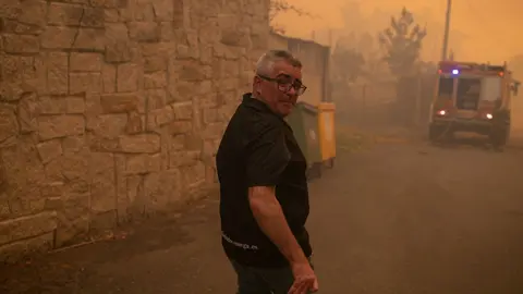 Un excepcional fot&oacute;grafo, Xes&uacute;s Fari&ntilde;as, capt&oacute; esta imagen en uno de los momentos m&aacute;s angustiosos del fat&iacute;dico 3 de agosto.