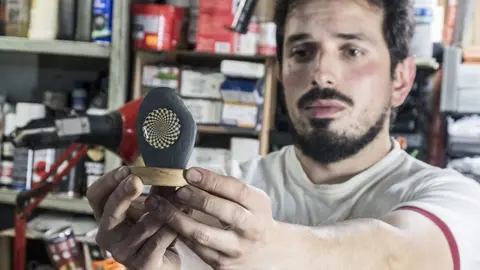 Rub&eacute;n Pedreiro creou a peza que se entregar&aacute; &oacute; ga&ntilde;ador do Premio do P&uacute;blico do FIC.