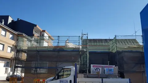 As obras xa est&aacute;n en marcha para cambiar a cuberta do edificio multiusos de Viana.