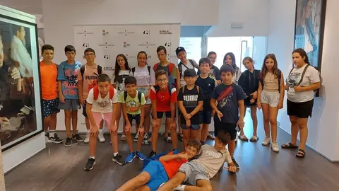 Os nenos da ludoteca de Ver&iacute;n visitaron esta ma&ntilde;&aacute; a exposici&oacute;n de Roberto Verino.
