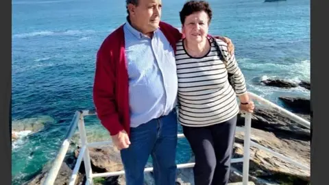 El fallecido vecino de Casas dos Montes, con su esposa, en la imagen que difundieron los medios de emergencias para su localizaci&oacute;n.