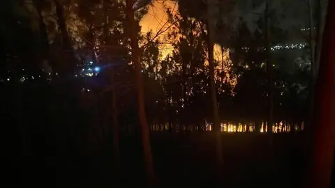 Las llamas, en una imagen tomada a las 23:15 horas de este 28 de agosto.