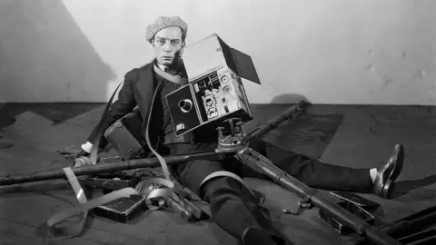 Imaxe da pel&iacute;cula The Cameraman, que se proxectar&aacute; na inaguraci&oacute;n do FIC ma&ntilde;&aacute; &aacute;s 20:30 horas na Praza Garc&iacute;a Barb&oacute;n.