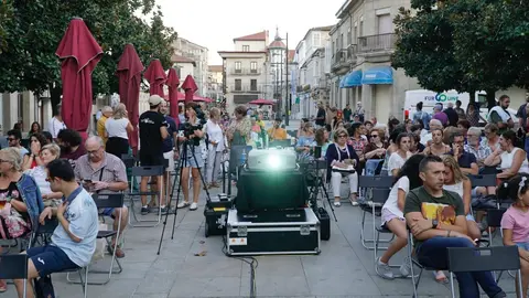 O Praza Garc&iacute;a Barb&oacute;n converteuse nun cine &oacute; aire libre para inaugurar o FIC. | FOTO: Iv&aacute;n Iglesias.
