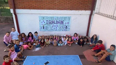Os nenos da ludoteca de Ver&iacute;n crearon un mural co lema "Construindo un futuro en igualdade".