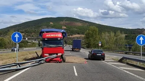 El accidente oblig&oacute; a cortar el tr&aacute;fico en uno de los carriles de la autov&iacute;a.