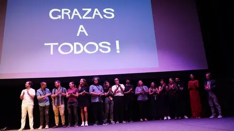 A organizaci&oacute;n da s&eacute;tima edici&oacute;n do FIC subiu &oacute; escenario do Auditorio de Ver&iacute;n para darlle as grazas a todos os que a fixeron posible. | FOTO: Iv&aacute;n Iglesias.