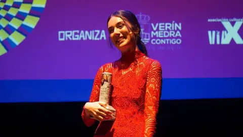 Esther Est&eacute;vez, quen conduciu a gala, recibiu una agasallo da organizaci&oacute;n do FIC. | FOTO: Iv&aacute;n Iglesias.