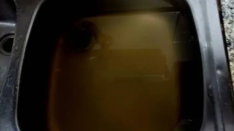 Os veci&ntilde;os da Madanela viron onte como a auga que sa&iacute;a das billas estaba completamente toldada.