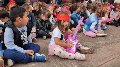 Moitas foron as cativas que se personaron esta ma&ntilde;&aacute; coa s&uacute;a guitarra el&eacute;ctrica ao peito. | FOTO: Xos&eacute; Lois Colmenero.