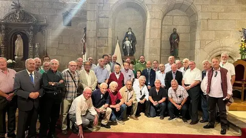 Exmembro do colexio La Salle participaron na entronizaci&oacute;n da figura de San Juan Bautista de La Salle na igrexa de Ver&iacute;n.