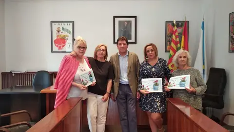 O alcalde de Viana, Andr&eacute;s Montesinos, entregou os premios &aacute;s ga&ntilde;adoras do concurso "Viana ponte guapa!".