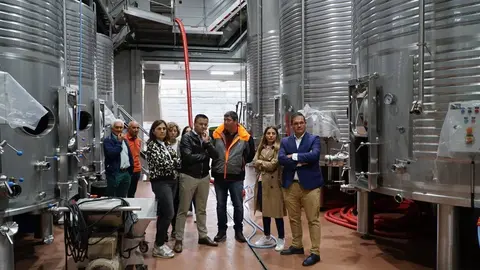 Ana Mar&iacute;a Villarino, Jos&eacute; Gonz&aacute;lez, V&iacute;ctor Manuel L&oacute;pez, Lara Da Silva e Jos&eacute; Luis Cabarcos, na Adega Ladairo do Rosal, en O&iacute;mbra. | FOTO: Iv&aacute;n Iglesias.