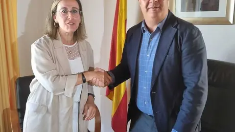 Ethel V&aacute;zquez e Jos&eacute; Mar&iacute;a Lago firmaron o convenio na Gudi&ntilde;a.